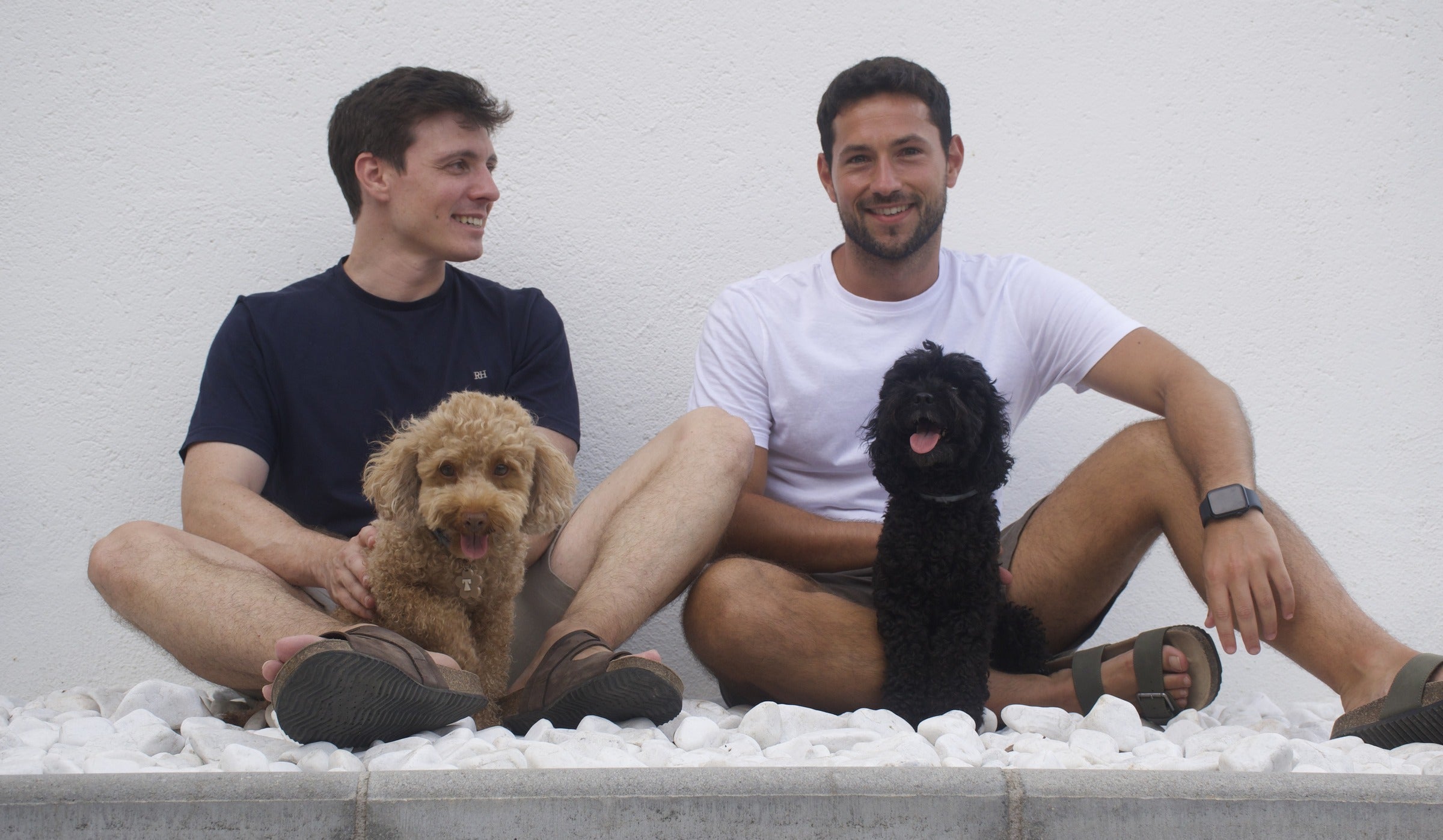 Àlex y Adrià, fundadores de VYNA, con sus perros